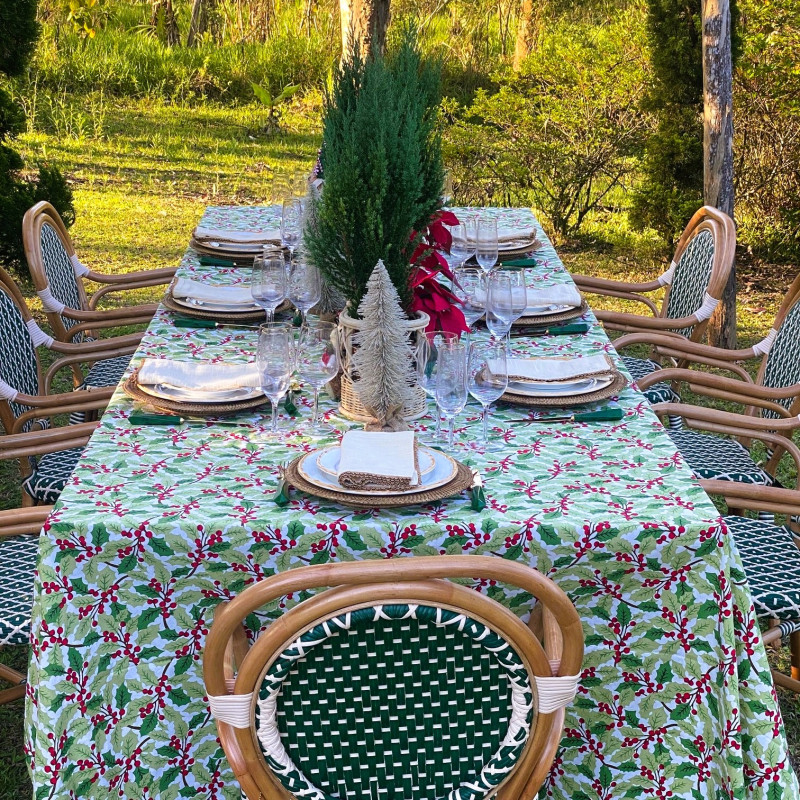 Uma homenagem à icônica silhueta das cadeiras de bistrô parisienses, cada estrutura de rattan é curvada e moldada à mão. Cada pe