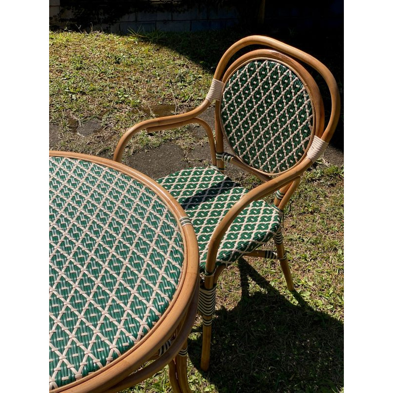 Uma homenagem à icônica silhueta das cadeiras de bistrô parisienses, cada estrutura de rattan é curvada e moldada à mão. Cada pe