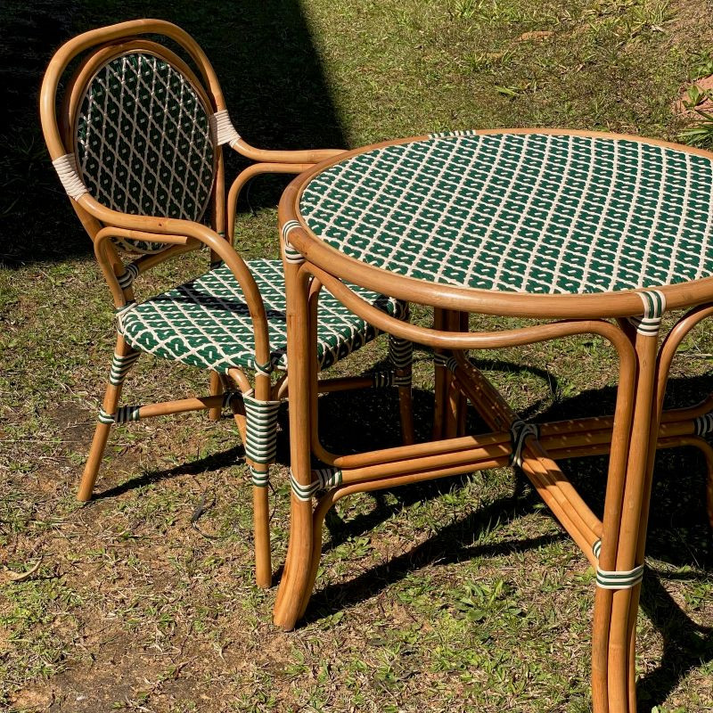 Uma homenagem à icônica silhueta das cadeiras de bistrô parisienses, cada estrutura de rattan é curvada e moldada à mão. Cada pe