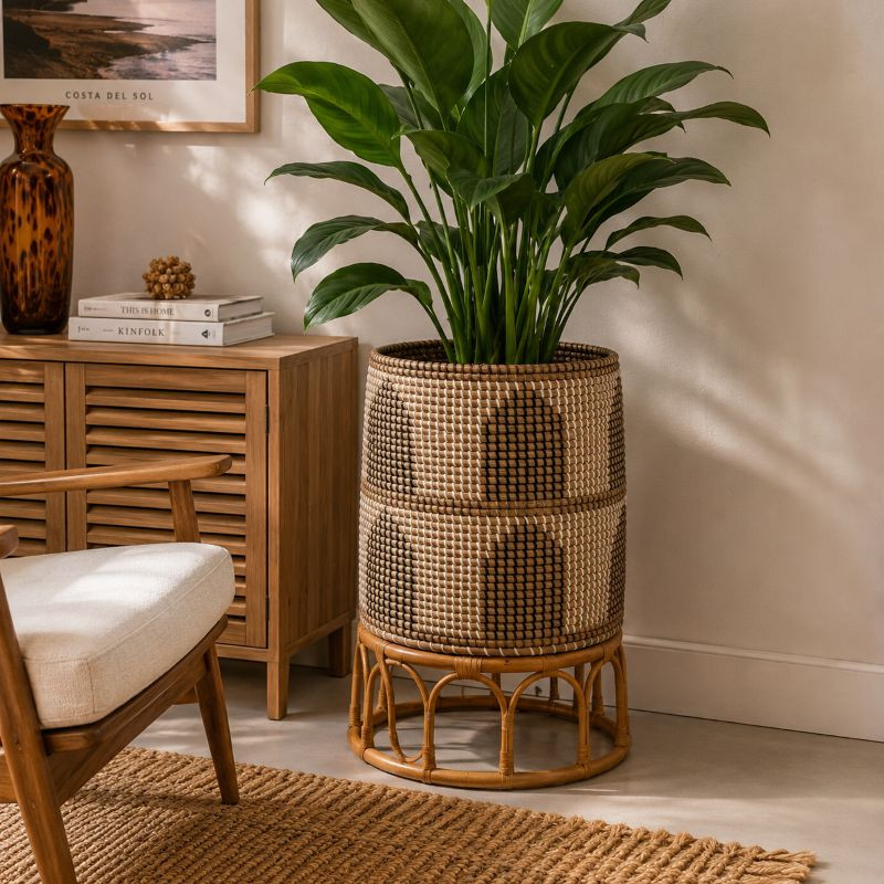 Cachepot Artesanal em Fibra Natural com Base em Rattan – ISHELA