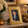 Porta-Retrato Dourado Martelado – Elegância Atemporal