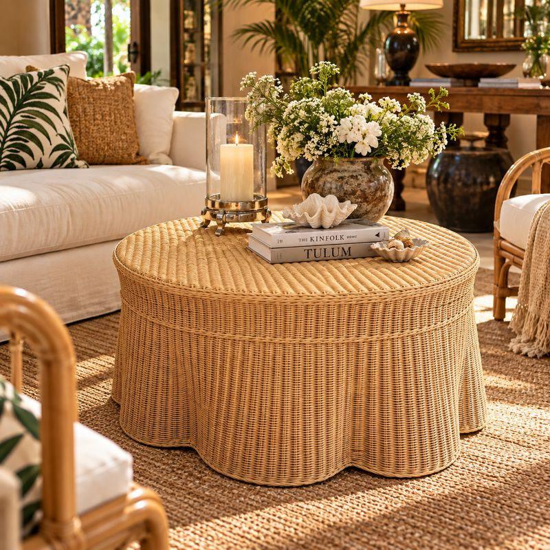 As vieiras se tornaram um favorito no design. Nossa Coleção Scallop apresenta tapetes, cestos e diversas peças de móveis que são