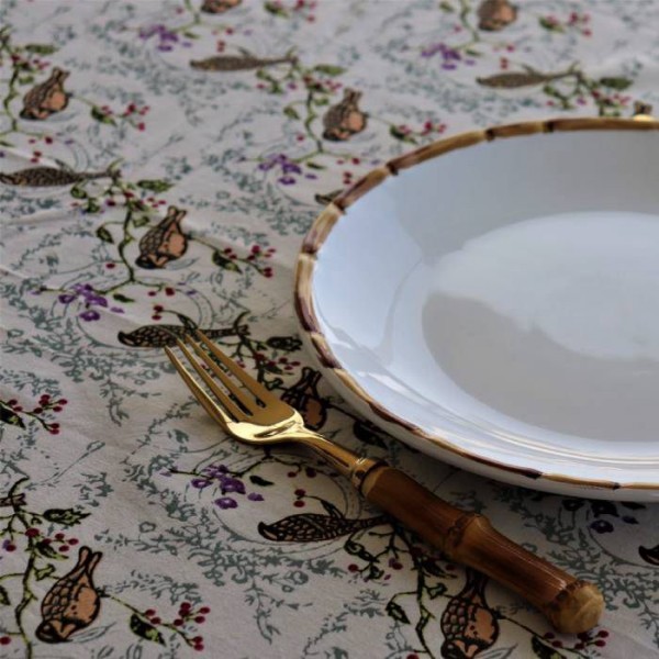 Ousada e brilhante, peculiar e chique – a linha de toalhas de mesa com estampa vibrante da Ishela foi projetada para fazer uma d