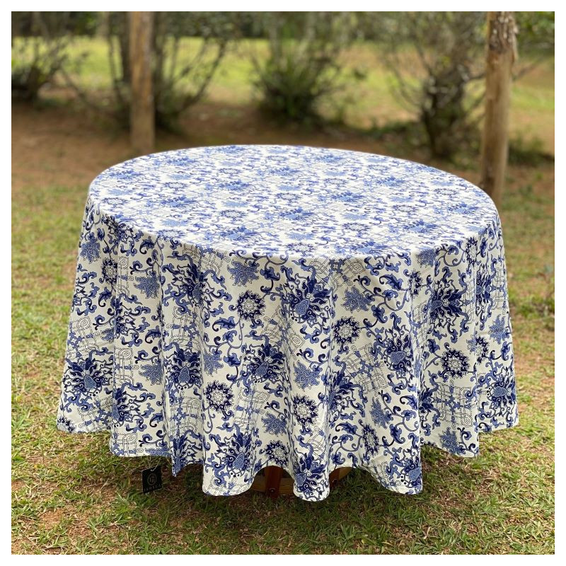 Ousada e brilhante, peculiar e chique – a linha de toalhas de mesa com estampa Toile de Jouy da Ishela foi projetada para fazer