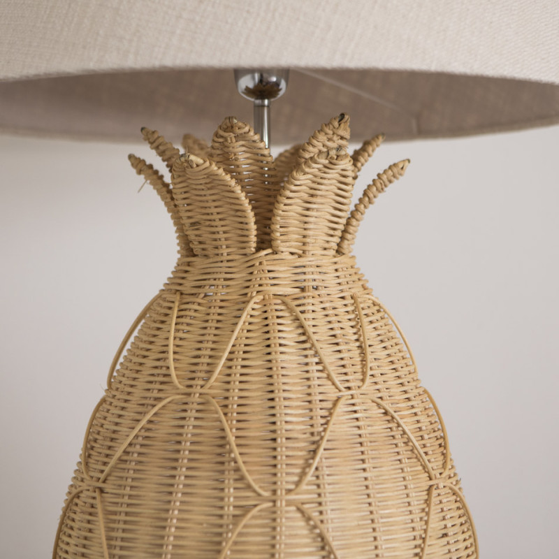 Adicione um toque de charme tropical ao seu espaço com esta única lâmpada de mesa em forma de abacaxi, totalmente tecida em ratt