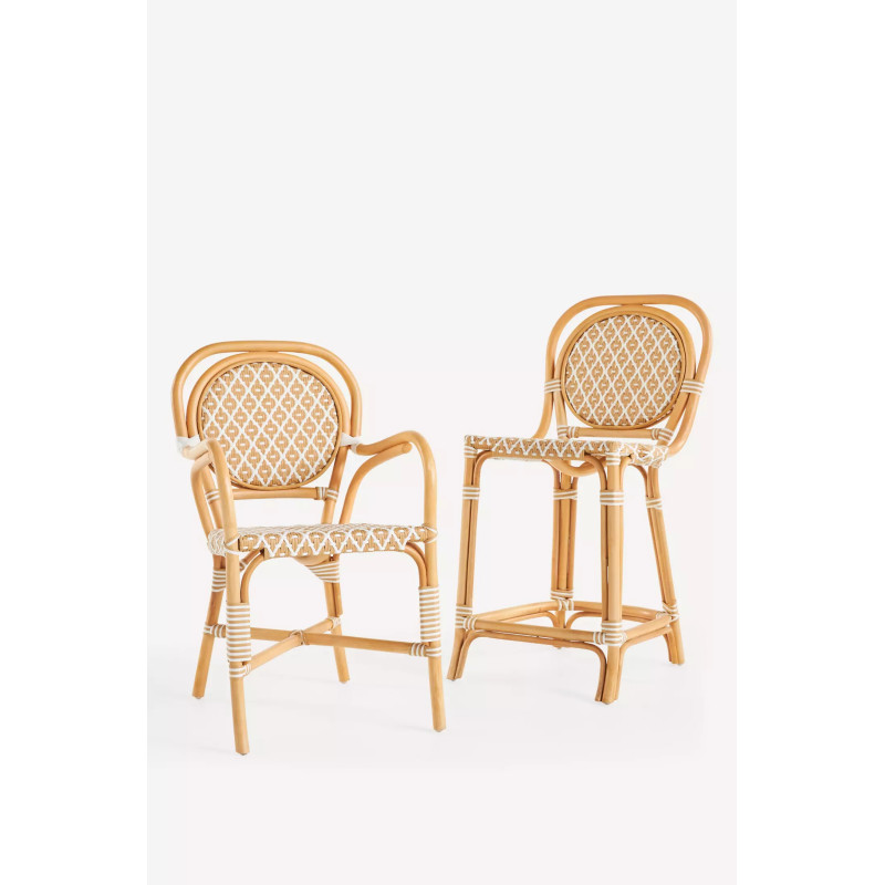 Evoque o charme dos cafés parisienses com esta cadeira estilo bistrô em rattan, que traz um toque sofisticado para varandas e ja