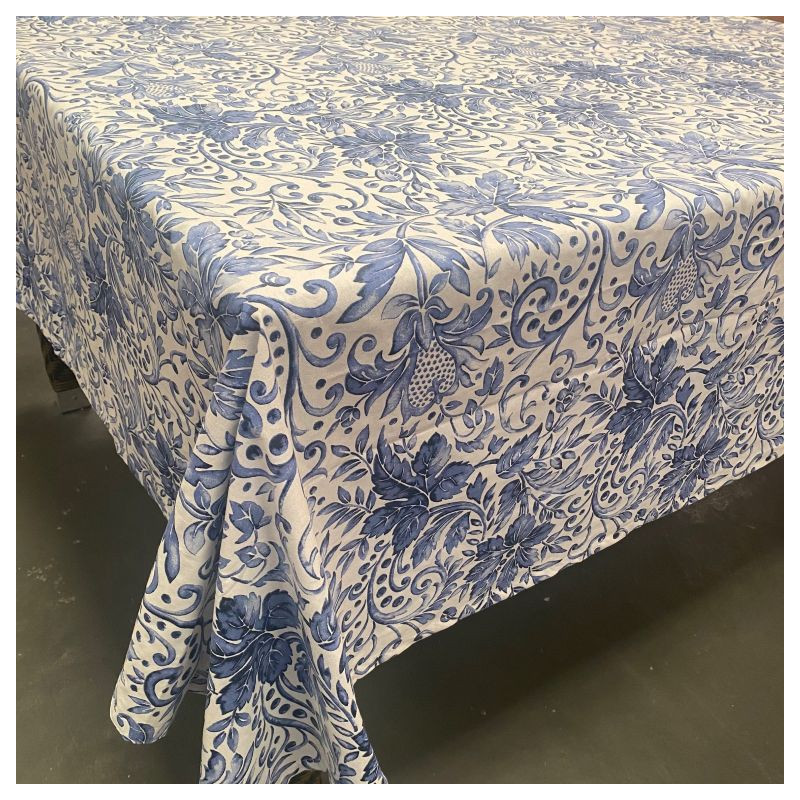 **"Eleve o estilo da sua mesa com esta toalha de mesa excepcionalmente chique e elegante. A paleta de cores sóbria em azul e bra