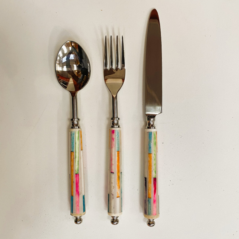 Cutelaria de Luxo da Ishela com Cabo de Osso Pintado à Mão.